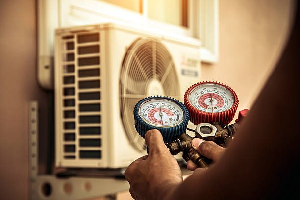 Professional Hvac technician working in Zanesville, OH